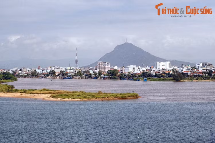 Khung cảnh ấn tượng của thành phố Tuy Hòa nhìn từ cầu Hùng Vương, với mặt nước bao la của sông Ba ở tiền cảnh và dàng vẻ kỳ vĩ của núi Chóp Chài ở hậu cảnh.