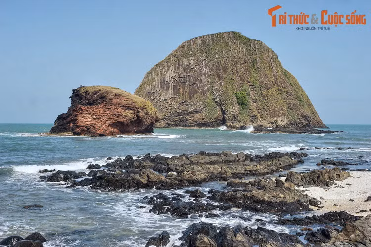 Hòn Yến nằm ở huyện Tuy An, là nơi có hai đảo đá hình thù độc đáo nhô lên giữa mặt biển xanh ngắt. Vùng biển ở khu vực này vẫn giữ được sự hoang sơ với nhiều rạn san hô cùng quần thể sinh vật biển phong phú.