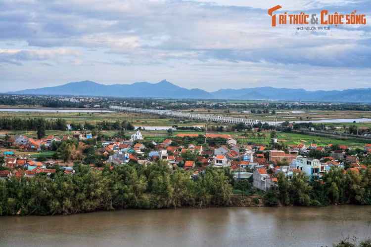 Từ tháp Nhạn nhìn về cầu Đà Rằng và núi Đá Bia. Cầu Đà Rằng bắc qua sông Ba (sông Đà Rằng), thuộc địa phận thành phố Tuy Hòa, là cây cầu dài nhất trên Quốc lộ 1A khu vực Trung. Cầu Đà Rằng và sông Ba cũng được xem là biểu tượng của Phú Yên.