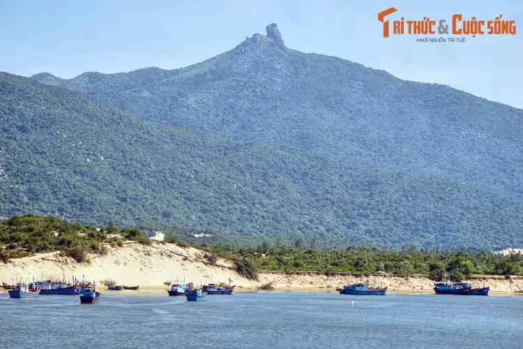 Núi Đá Bia, tên chữ là Thạch Bi Sơn, là ngọn núi cao nhất trong khối núi Đại Lãnh thuộc dãy núi Đèo Cả, thuộc huyện Đông Hòa, tỉnh Phú Yên. Núi nổi tiếng vì tảng đá bia khổng lồ cao khoảng 80 mét trên đỉnh, có thể quan sát từ rất nhiều địa điểm khác nhau của mảnh đất Phú Yên.