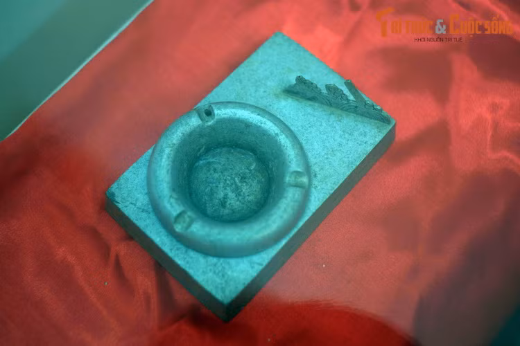 Một chiếc gạt tàn làm từ xác máy bay Mỹ, có khắc dòng chữ “Kỷ niệm quân dân Nghệ An bắn rơi chiếc máy bay Mỹ thứ 900”.