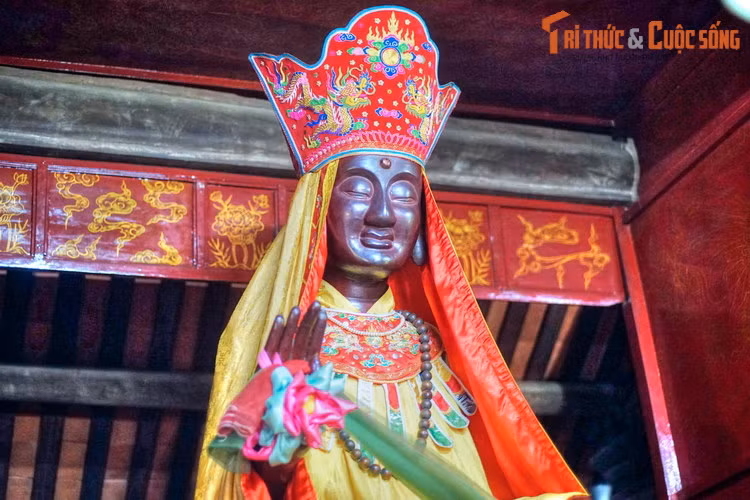 Về tín ngưỡng, nét đặc biệt của chùa Dâu là tục thờ Tứ pháp, gồm Pháp Vân, Pháp Vũ, Pháp Lôi, Pháp Điện. Đây là một hệ thống thờ tự độc đáo mang đặc trưng của dòng thiền xứ Kinh Bắc cổ xưa.