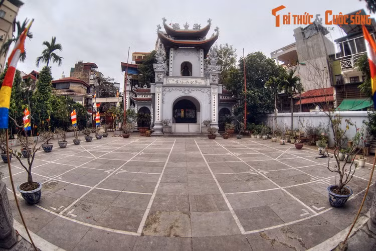 Ngau sau cổng quan của chùa có một bàn cờ lớn ghép bằng đá. Sự tôn vinh bộ môn cờ tướng ở chùa Vua gắn liền với tín ngưỡng thờ Đế Thích ở nơi đây.