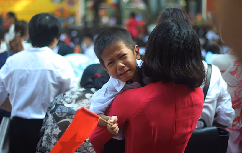 Cô giáo phải bế lên để giỗ dành.