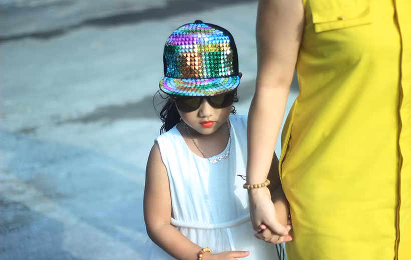Bé gái diện thời trang phong cách, bước tự tin theo mẹ đến trường mầm non Ánh Sao tham dự lễ khai giảng cùng các bạn.