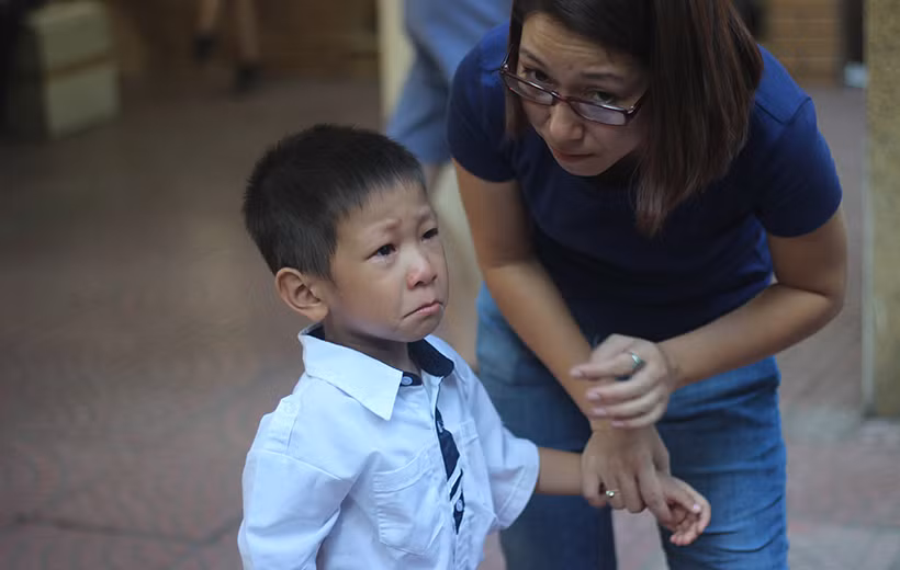 Một số bé trai từ mẫu giáo lên lớp 1 tại trường Tiểu học Nghĩa Tân cũng khóc nức nở, vì "vẫn muốn đi chơi, chưa muốn đi học".