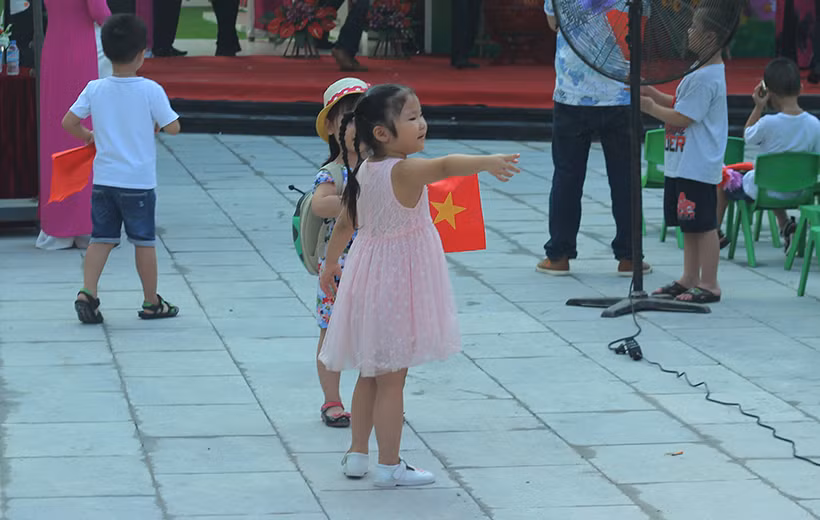 Các bé không lạ lẫm, khóc lóc trong ngày khai giảng.