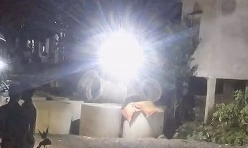 Phat hien be trai 12 tuoi tu vong canh nhung chiec cong be tong