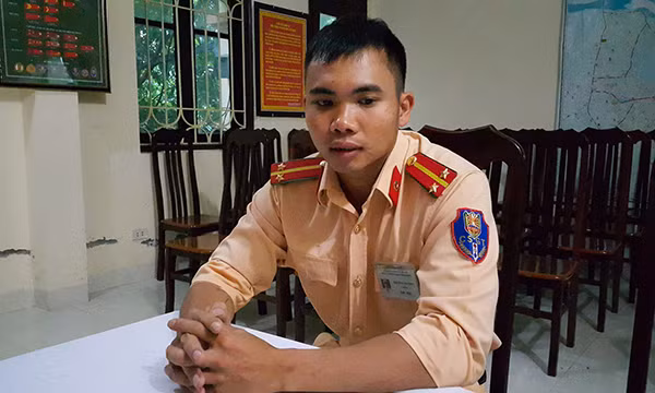 Vu chay o Xuan Mai: CSGT ke lai phut leo tuong cuu nguoi