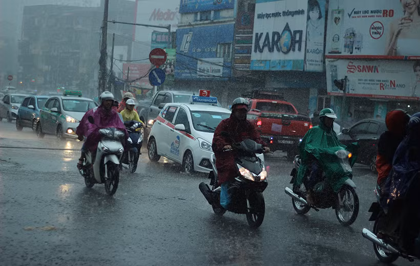 Hàng trăm người dân bị chôn chân dưới mưa lớn khi về Thủ đô.