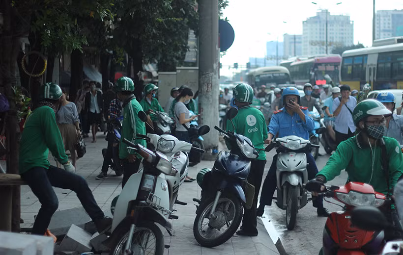 Cánh xe ôm nháo nhào lao lên vỉa hè, dừng đỗ xe vô tội vạ để bắt khách. Mặc dù lực lượng chức năng đã tuyên truyền, nhắc nhở yêu cầu di chuyển để không gây ùn tắc giao thông nhưng nhiều người không chấp hành.