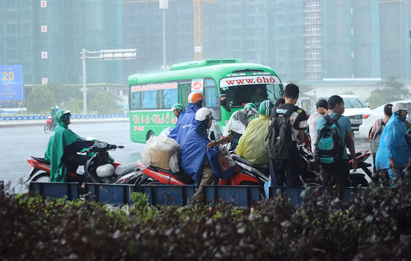 Đến 16h cùng ngày, mưa lớn vẫn chưa dứt.