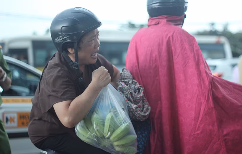 Người dân vội vã chạy mưa.