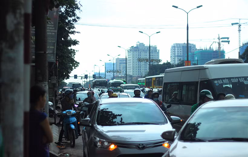 Đến khoảng 15h15 cùng ngày, tuyến đường Giải Phóng, hướng về trung tâm TP Hà Nội bắt đầu ùn tắc.