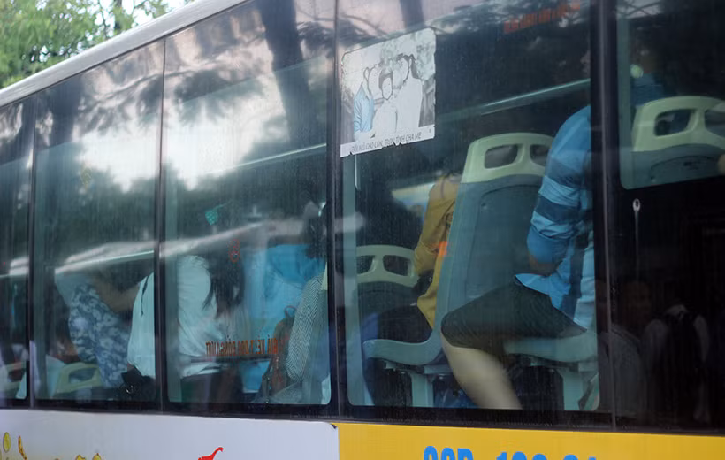 Mỗi lượt xe buýt chở rất đông hành khách. Hầu như ghế ngồi không còn chỗ cho khách, thậm chí cả những chỗ đứng cũng chật kín.
