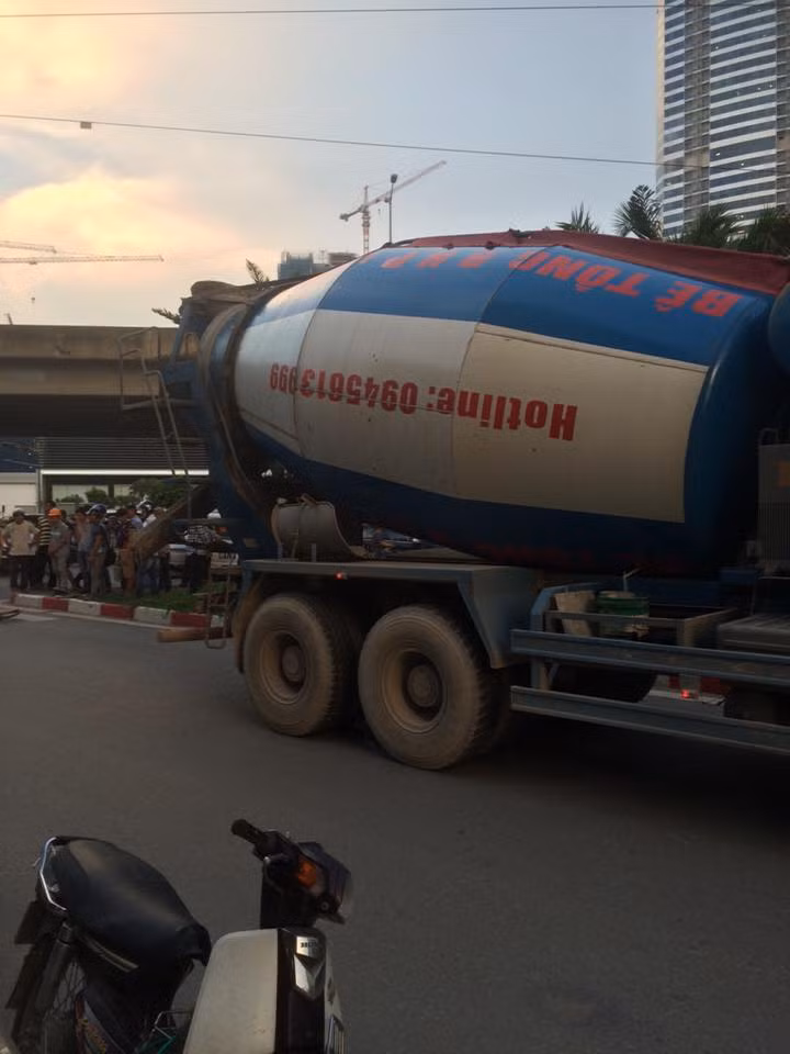 Co gai bi xe bon can chet tren duong Pham Hung, Ha Noi-Hinh-2