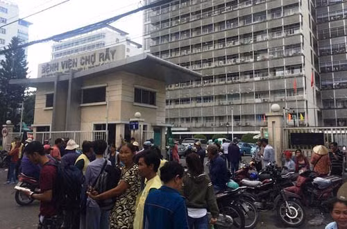 Diem nong 24h: O to dien tong canh sat nga nhao o Ha Noi-Hinh-4