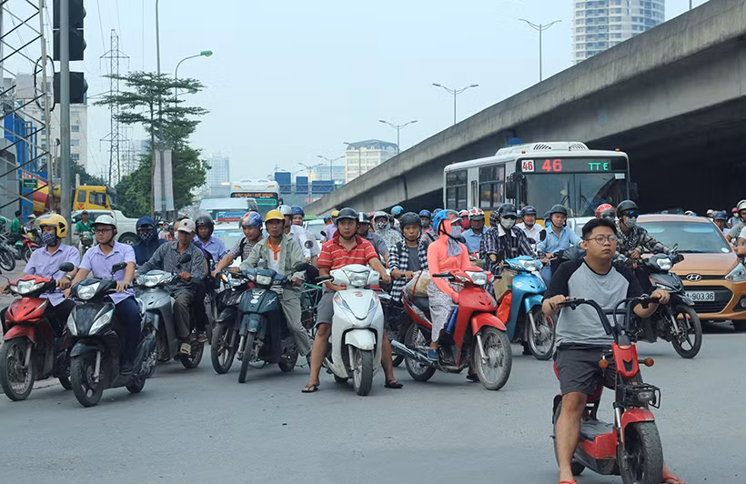 Mật độ phương tiện di chuyển về phía khu vực bến xe Mỹ Đình càng về chiều càng đông.