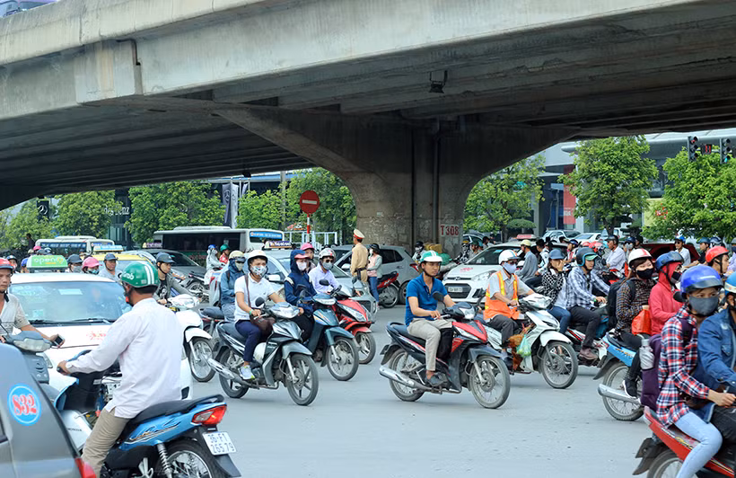 Trong khi đó, các tuyến đường di chuyển về phía bến xe khách Mỹ Đình, các CSGT của đội CSGT số 6 (Hà Nội) đang phải "căng mình" điều tiết, phân luồng giao thông.