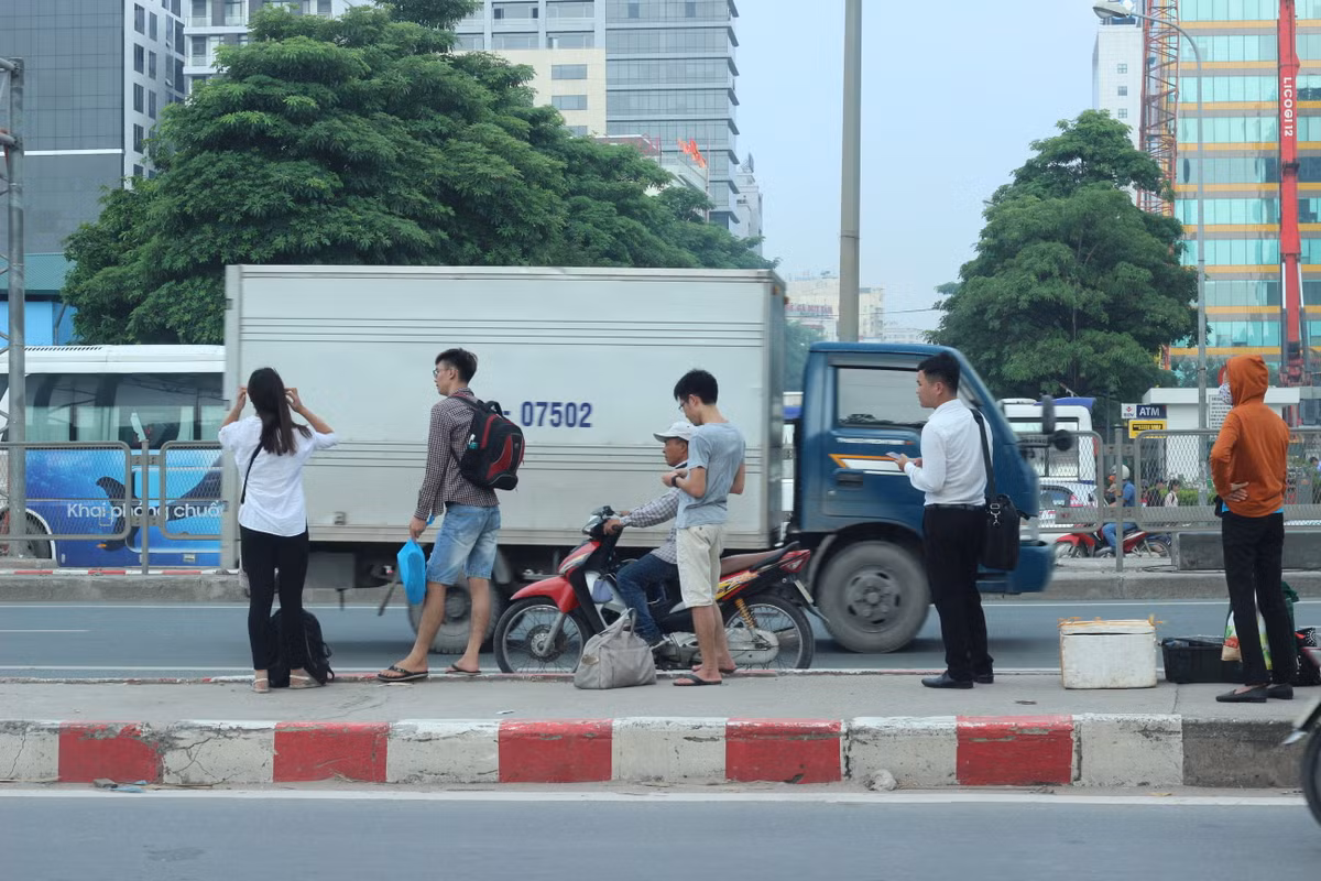 Tuy nhiên, ngay tại đường Vành đai 3 trên cao (đoạn nút giao Mai Dịch, Hà Nội) vẫn xuất hiện tình trạng người dân bất chấp nguy hiểm đứng đón bắt xe khách.