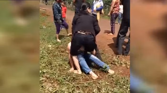 Sáng 13/8/2016, một tài khoản Facebook đăng tải clip dài hơn 6 phút ghi lại cảnh 5 người phụ nữ trung tuổi đánh ghen ở xã Trang (huyện Đắk Đoa, Gia Lai) khiến dư luận xô xao.