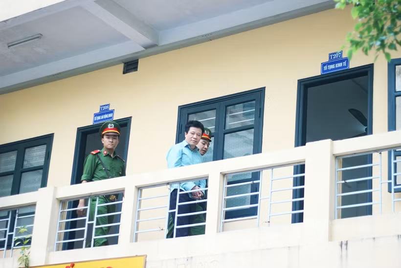 Đúng 12h30 ngày 29/9, sau khi HĐXX Tòa án Nhân dân TP Hà Nội tuyên án Hà Văn Thắm (45 tuổi, tại Bắc Giang, nguyên Chủ tịch HĐQT OceanBank) cùng đồng phạm trong đại án OceanBank, các bị cáo được dẫn giải ra khỏi phòng tố tụng để lên xe chở phạm nhân về trại giam T16 - Bộ Công an.