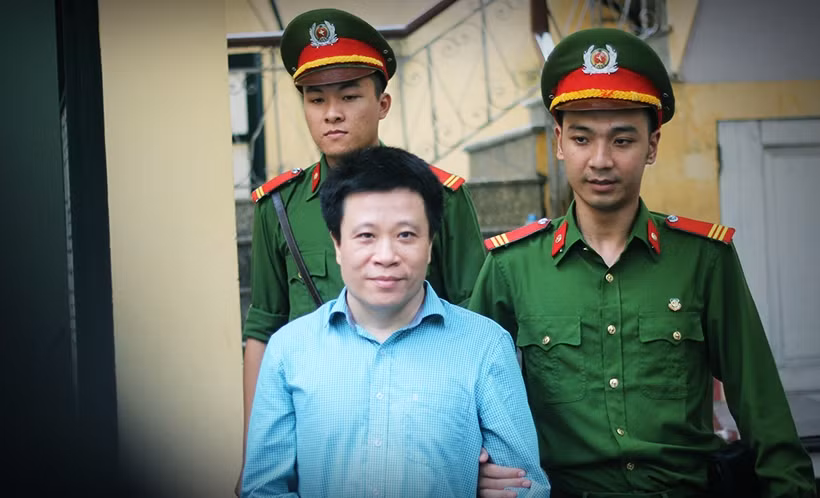 Tuy nhiên, trước mức án chung thân bị cáo Hà Văn Thắm mỉm cười rất tươi sau khi rời khỏi phòng xét xử.
