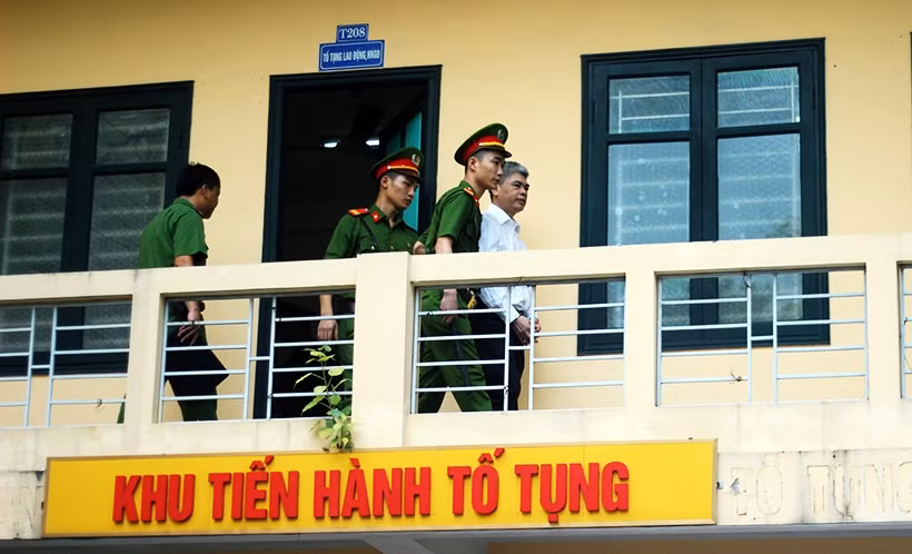 Bị cáo Nguyễn Xuân Sơn (55 tuổi, tại Hà Tĩnh, nguyên TGĐ OceanBank) bị tòa tuyên án: Tử hình tội Tham ô tài sản; chung thân tội Lạm dụng chức vụ, quyền hạn chiếm đoạt tài sản; 17 năm tù tội Cố ý làm trái quy định của nhà nước về quản lý kinh tế gây hậu quả nghiêm trọng. Tổng cộng chung 3 tội tử hình.