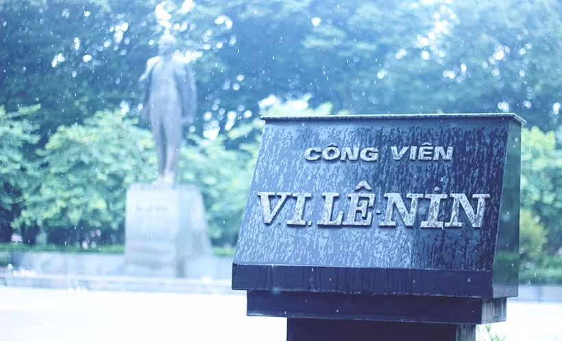 Trước đây công viên Lê Nin được gọi là vườn hoa Chi Lăng. Trước đó nữa, mang tên Vườn hoa Canh Nông. Đến ngày 7/10/2003 vườn hoa Chi Lăng được gắn biển, đổi tên thành Công viên V.I Lê Nin (trước khi vườn hoa Chi Lăng đổi tên, tên gọi Công viên Lê Nin đã được dùng cho Công viên Thống Nhất hiện nay).