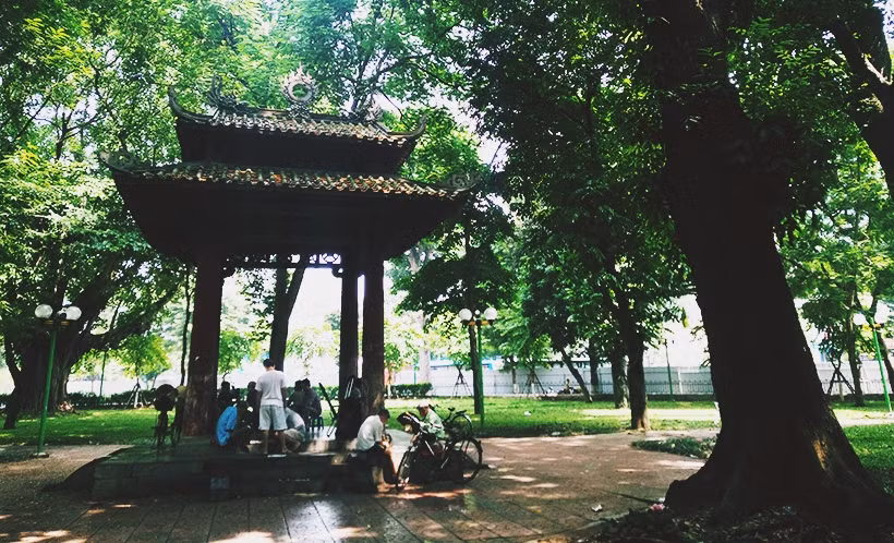 Do nằm ở nội đô, nơi tập trung nhiều khu dân cư, nên không chỉ ban ngày mà cả ban đêm công viên Lê Nin vẫn đón nhiều lượt người dân đến vui chơi thể thao và dạo phố.