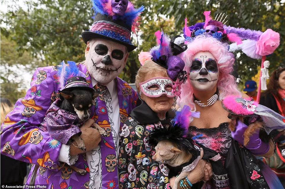Danny Cox, (ngoài cùng bên trái) với con chó Chihuahua tên là Paco của mình, Alice Woodroof, (ở giữA) với cô chó Chihuahua tên Pearl và Amy Cox với con chó giống Yorkshire Terrier tên là Penelope đến từ Dallas, Texas, đã giành giải nhất toàn cuộc với sự đầu tư cực chu đáo từ trang phục đến phụ kiện nhỏ nhất.