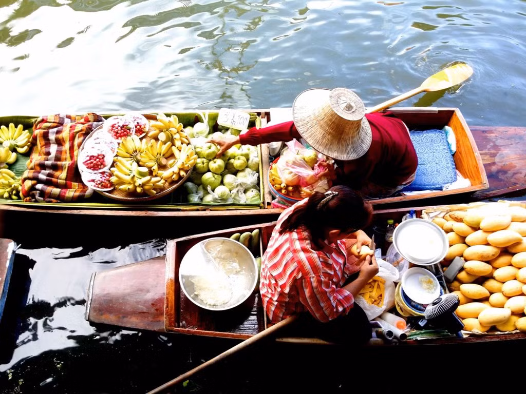  Thái Lan: Du khách có thể chọn khám phá ẩm thực Bangkok, nghỉ dưỡng ở Phuket hay tham dự lễ hội đèn trời ở Chiang Mai. Thái Lan hấp dẫn du khách bởi nền văn hóa đặc sắc, ẩm thực phong phú và là thiên đường của các khu nghỉ dưỡng.