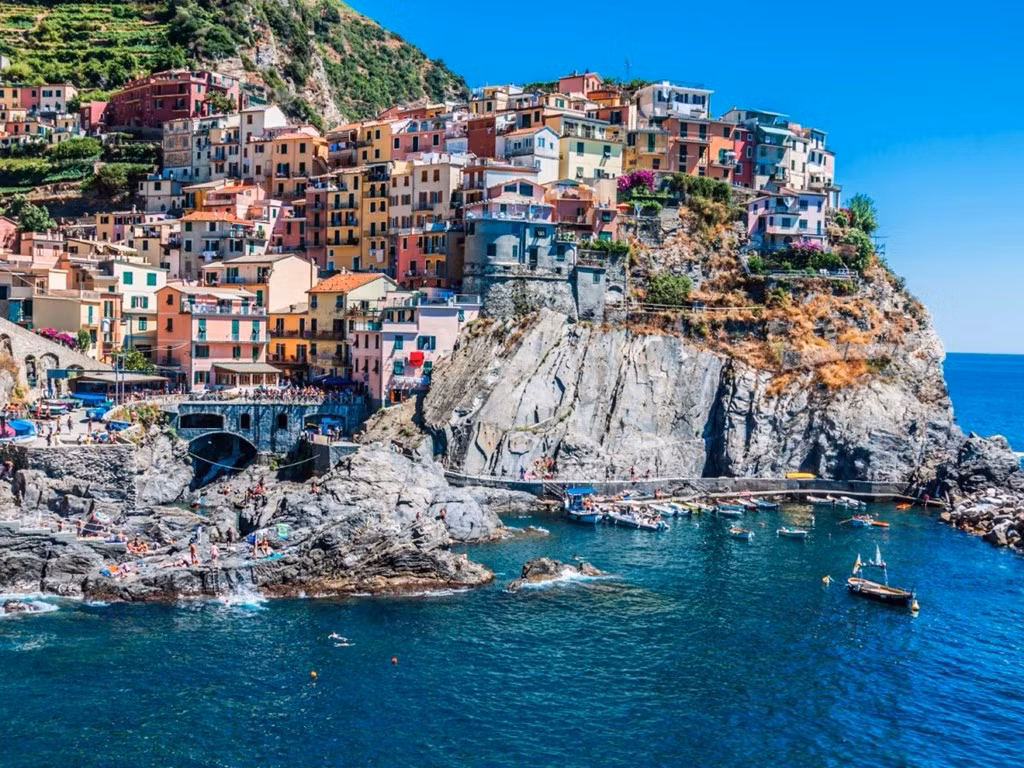  Italy: Quốc gia này được bầu vào vị trí số 1 trong suốt 5 năm qua nhờ khung cảnh tuyệt đẹp, văn hóa tinh tế và ẩm thực hấp dẫn. Italy là điểm đến nghỉ dưỡng tuyệt vời, cho du khách cơ hội thưởng thức rượu vang ở Piazza San Marco, Venice, tận hưởng các biệt thự yên tĩnh ở Tuscany và tắm nắng ở Riomaggiore.