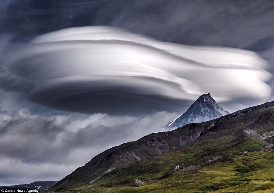 Những đám mây có hình dạng như thế này được gọi là lenticular clouds (những đám mây thấu kính). Hiện tượng bất thường này xảy ra khi không khí ẩm tràn qua một ngọn núi và bị buộc phải ngưng tụ, chảy xuống, tạo thành hình dạng của một con tàu không gian.