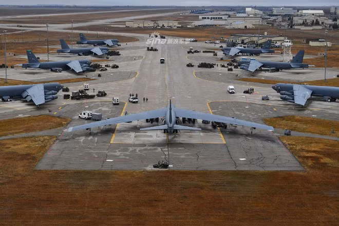 B-52 có thể bay liên tục 9 giờ không cần tiếp dầu. Nếu được tiếp dầu, B-52 có thể bay đến bất kỳ đâu trên thế giới.