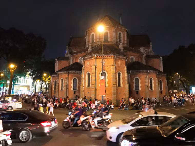 Nhà thờ Đức Bà là nơi luôn tập trung đông đúc người dân vui chơi, chụp ảnh... trong mỗi dịp Giáng sinh, năm mới.