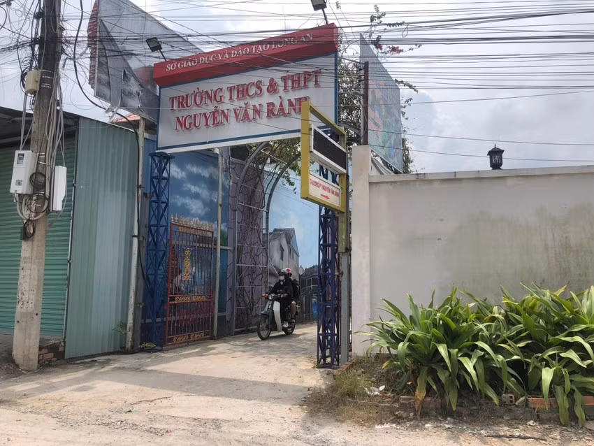 Sau khi bị bạn cùng trường đánh, em N.B.K. được đưa đi bệnh viện Long An cấp cứu và chuyển lên Bệnh viện Chợ Rẫy nhưng không qua khỏi. Em NBK là học sinh lớp 11 Trường Nguyễn Văn Rành (TP Tân An, Long An) đã tử vong vào trưa 18/10 tại Khoa Hồi sức ngoại thần kinh. Ngày 20/10, TP Tân An đã bắt tạm giam 7 bị can (từ 14 - 18 tuổi) về tội cố ý gây thương tích dẫn đến chết người. 