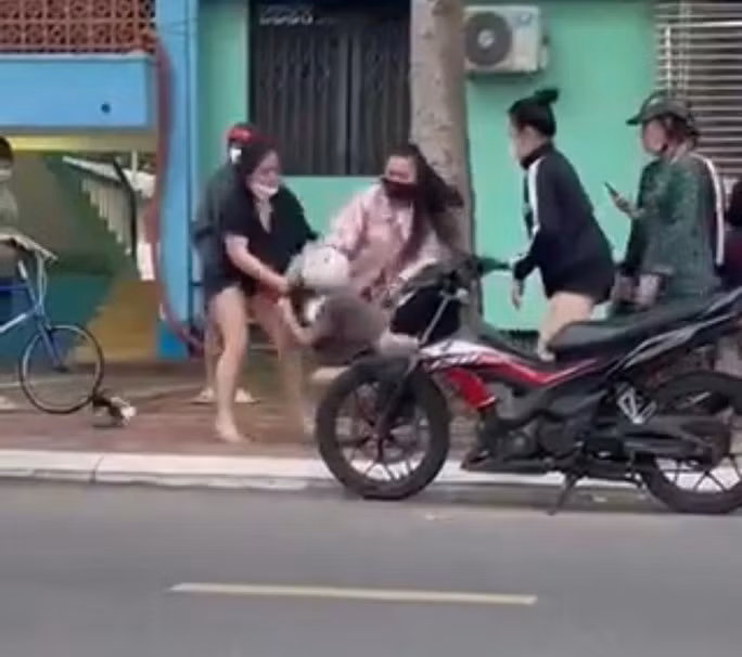  Nữ sinh lớp 10 ở Vũng Tàu bị đánh hội đồng, kéo lê trên đường: Ngày 24/10, một clip dài khoảng 30 giây ghi lại cảnh một nữ sinh tại TP Vũng Tàu (Bà Rịa – Vũng Tàu) bị một nhóm người dùng mũ bảo hiểm tấn công liên tiếp và kéo lê trên đường. Theo clip, 3 nam, 5 nữ vây xung quanh nữ sinh này, sau đó 2 người nữ lao vào đánh. Trong đó, một người dùng mũ bảo hiểm đánh liên tiếp vào vùng đầu. Một người đàn ông đi qua thấy vụ việc nên chạy tới can ngăn, tuy nhiên nữ sinh trên vẫn bị đánh. 