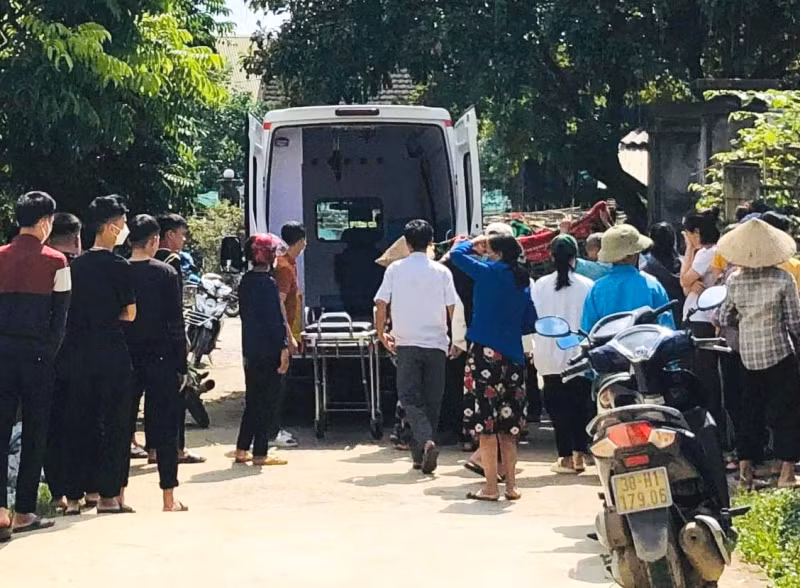  Nam sinh lớp 11 đâm bạn lớp 12 tử vong ở Hà Tĩnh: Ngày 11/10, do mâu thuẫn cá nhân, trong lúc chống đỡ màn đánh hội đồng của đàn anh lớp 12, nam sinh lớp 11 đã dùng dao mang sẵn đâm một nhát khiến 1 nam sinh lớp 12 tử vong. Gây án xong, đối tượng được gia đình vận động đến cơ quan Công an đầu thú. Bước đầu, xác định: Nguyễn Tiến Thuận (SN 2005) trú tại thôn Sâm Cồn, xã An Hòa Thịnh, huyện Hương Sơn (Hà Tĩnh) là học sinh lớp 12G, trường THPT Lý Chính Thắng, huyện Hương Sơn có mâu thuẫn từ trước với Phan Quang Minh (SN 2006) - học sinh lớp 11G cùng trường với Thuận. 