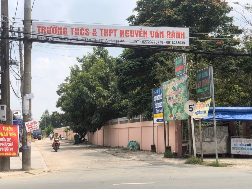  Nam sinh lớp 11 bị bạn đánh tử vong ở Long An: Theo bản tường trình của Chủ tịch Hội đồng Trường THCS &amp; THPT Nguyễn Văn Rành – Phạm Thanh Hải, chiều 17/10, nhà trường nhận được thông tin từ một giáo viên là có học sinh bị đánh chấn thương được người nhà đưa vào Bệnh viện Đa khoa tỉnh Long An cấp cứu. Sau đó đại diện Ban giám hiệu nhà trường gọi điện thoại cho giáo viên thì được biết học sinh NBK, học lớp 11A1 bị một nhóm người ở bên ngoài đánh do mâu thuẫn với một học sinh lớp 10A1. 