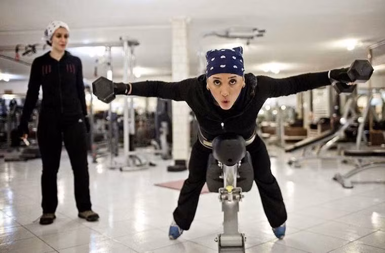 Các cô gái Iran cũng tới phòng tập gym.