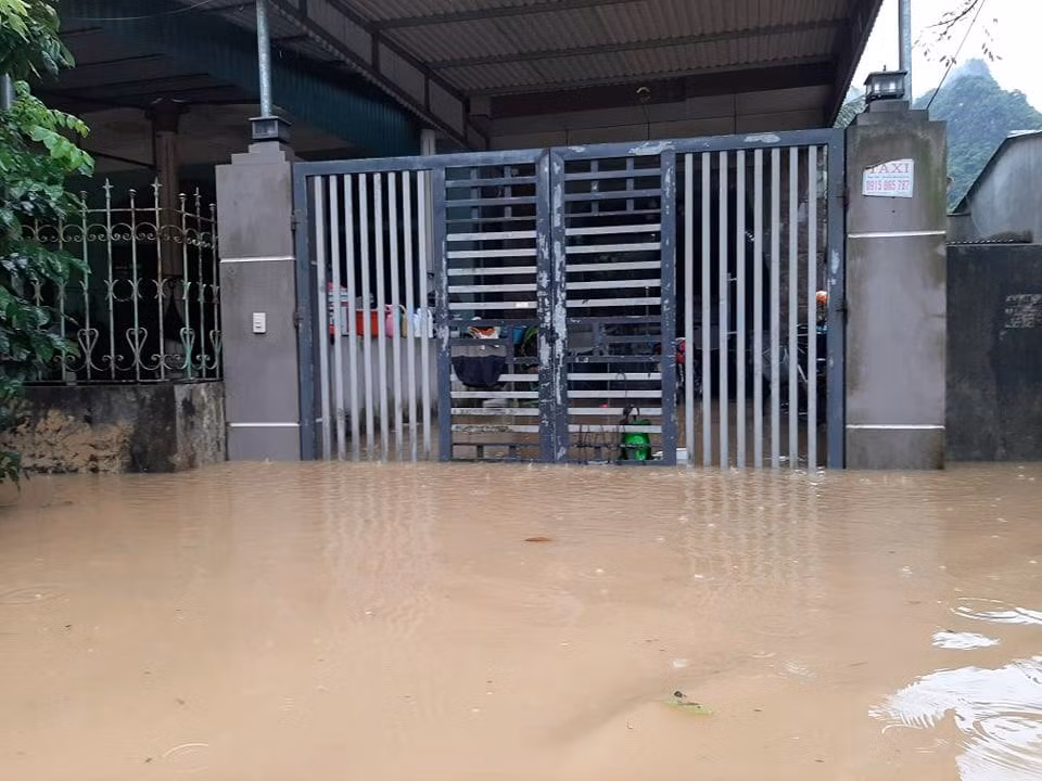 Nước ngập sâu từ đường vào nhà dân.