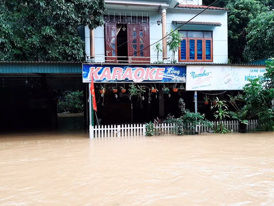 Cụ thể, ngập lụt xảy ra tại các phường Hà Khẩu, Hà Khánh, Hà Lầm, Hà Trung, Cao Thắng....Mưa kéo dài, nước dâng cao, thoát nước chậm dẫn đến nước tràn vào nhà cửa của các hộ dân, gây ngập đường phố, giao thông đi lại khó khăn. Thậm chí có những điểm, nhà dân ngập sâu trong nước lên tới 1,2m.