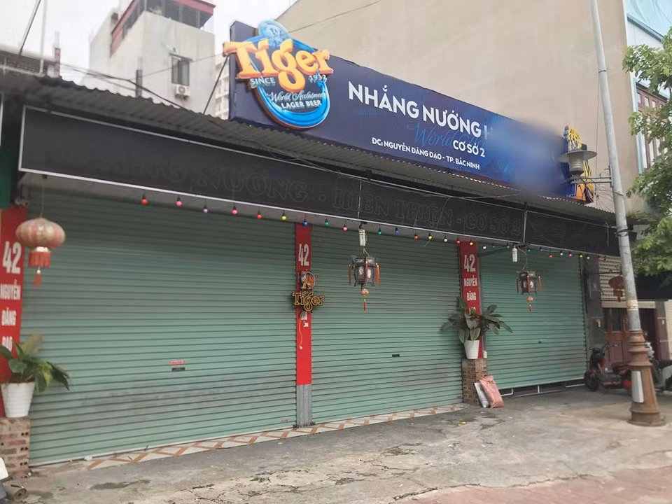 Chủ quán nhắng Hiền Thiện bắt khách quỳ xin lỗi: Phạm tội làm nhục người khác? Chu quan nhang Hien Thien bat khach quy xin loi: Pham toi lam nhuc nguoi khac?