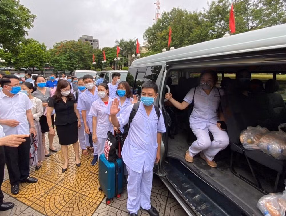 33 bac si, dieu duong Hai Phong da len duong vao tam dich Da Nang