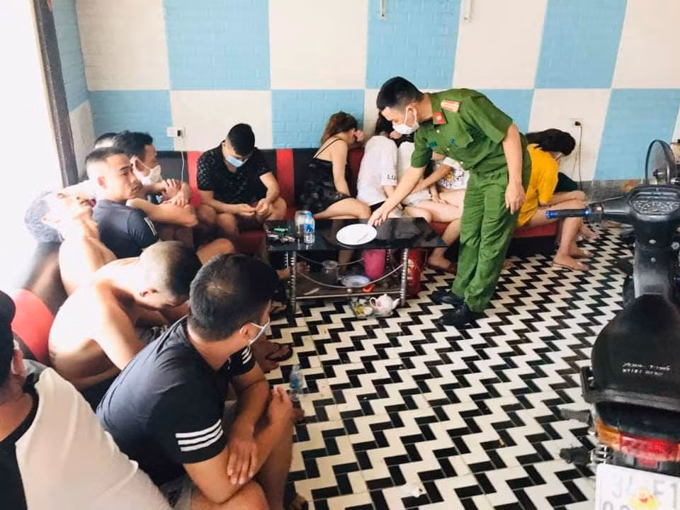 Hai Duong: Bat chap “lenh cam”, karaoke Legend mo cua, 10 “dan choi” bay lac