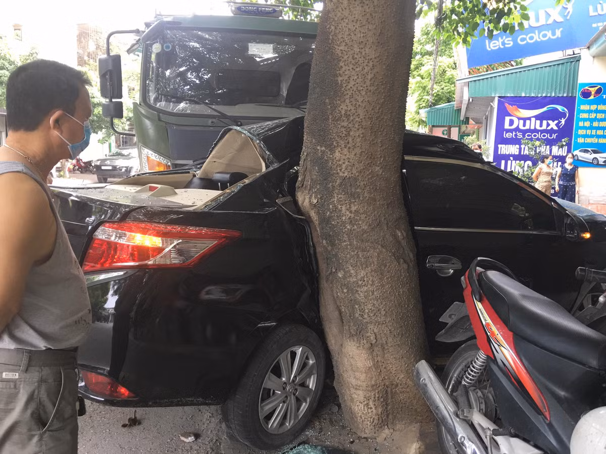 Cú va chạm mạnh khiến xe ô tô con bị đẩy văng vào gốc cây, bẹp rúm. Rất may lái xe con chỉ bị thương nhẹ. Xe tải cũng bị hư hỏng.