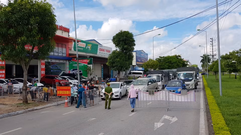 Tại đường Trường Trinh, TP Hải Dương, hai đầu vào ra thành phố lực lượng chức năng đều đặt các chốt chặn.
