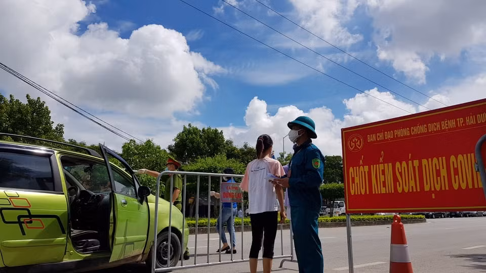 Lực lượng trực chốt gồm công an, nhân viên y tế, quân đội và lực lượng phường...