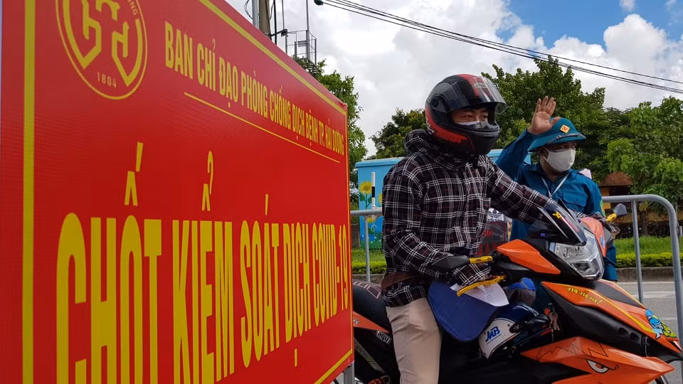 Một người dân đã làm xong các thủ tục và có thể qua chốt.